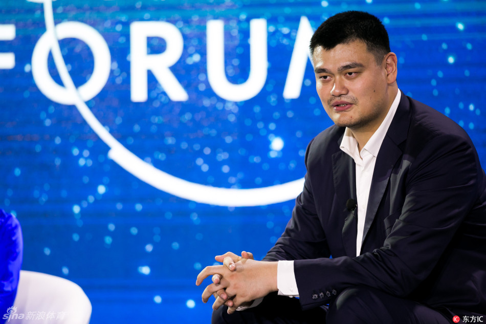 快船与黄蜂比赛的中场休息时间，姚明现身场地中央，与现场主持人轻松互动，引得全场观众欢呼鼓掌。