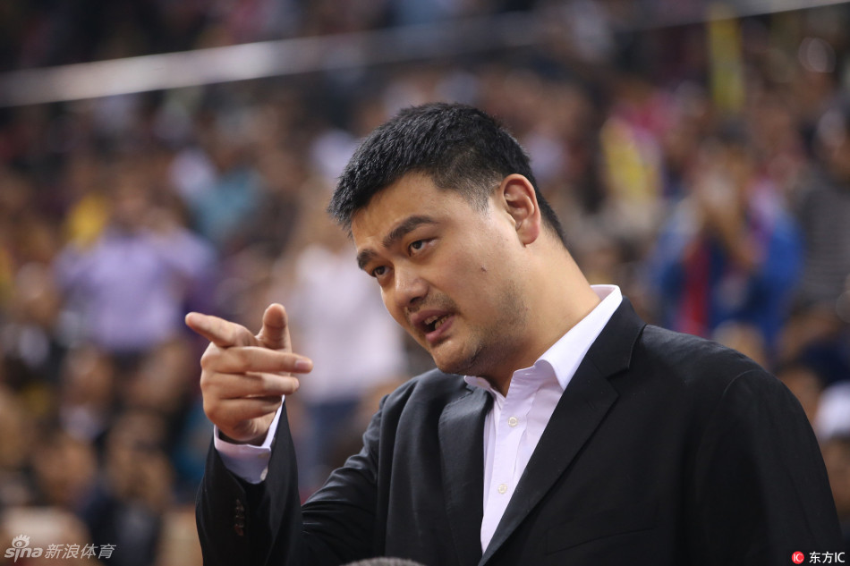 姚明与妻子叶莉共同现身公开场合，叶莉面带微笑，两人身高差形成独特风景，显得默契十足又温馨有爱。