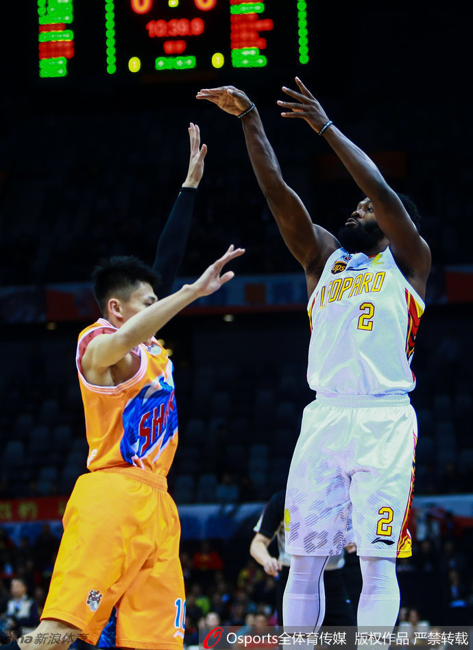 刘晓宇面对两人包夹毫不畏惧，他灵巧转身闪过防守，上篮瞬间手腕轻挑，篮球打板入筐