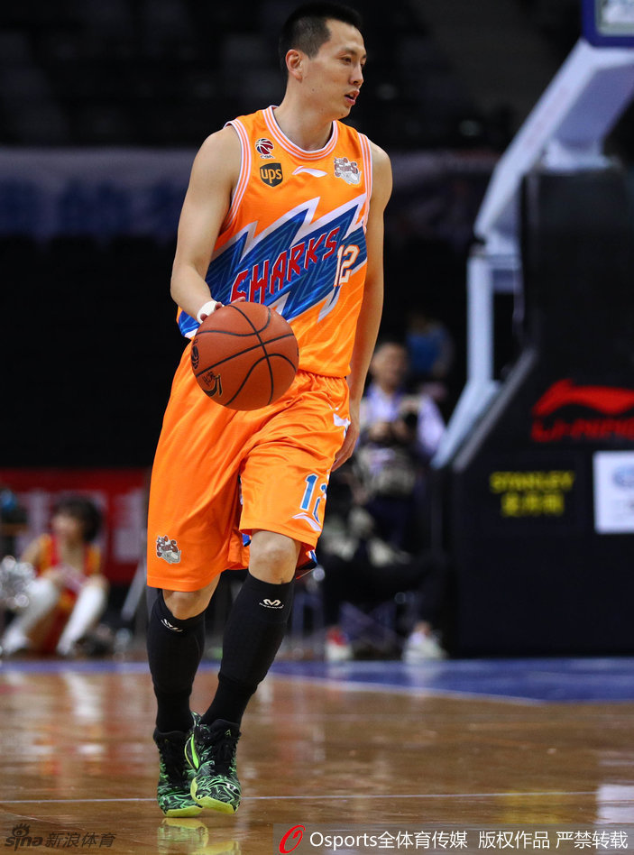 亚布塞莱与外援在空中激烈对抗，他用强壮的身体顶开防守，在失去重心前将球抛向篮筐，完成打三分壮举