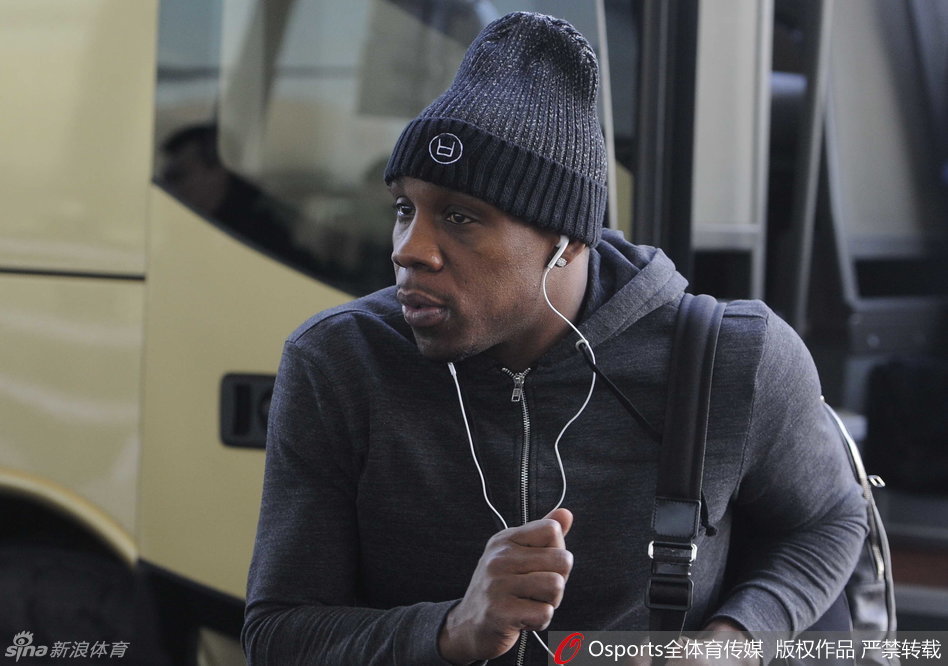 韩德君与一位戴着兔耳朵发箍的女球迷合影，他比出不太标准的剪刀手，巨大的身形和可爱的动作形成强烈反差萌