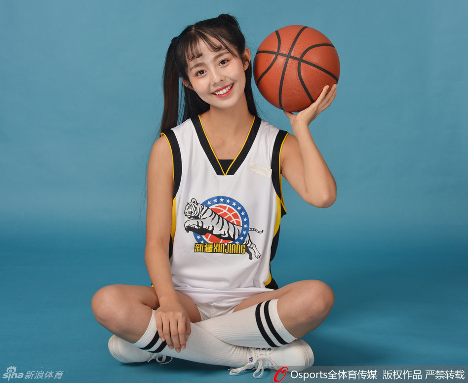 两位宝贝背靠背摆出酷炫造型，默契十足的笑容背后，是无数次排练后对球队胜利的共同渴望。