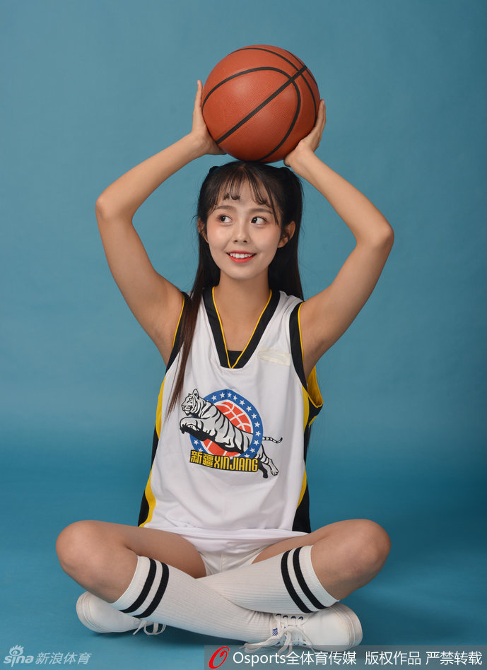 表演间隙，宝贝轻轻拨动发丝，回眸一瞥温柔了时光，这份美丽是献给球员和球迷最珍贵的礼物。