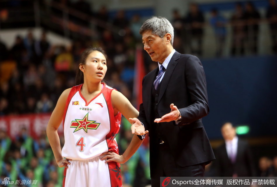 北京首钢女篮主教练许利民场边指挥若定，他的战术部署让球队在客场始终掌握着比赛的主动权。