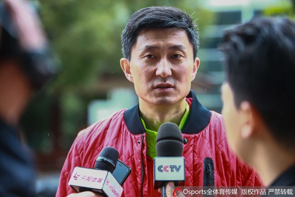 主教练杜锋双手叉腰,目光如炬地凝视着场上的训练,神情严肃,仿佛在脑海中已预演了无数次明晚的攻防战术。