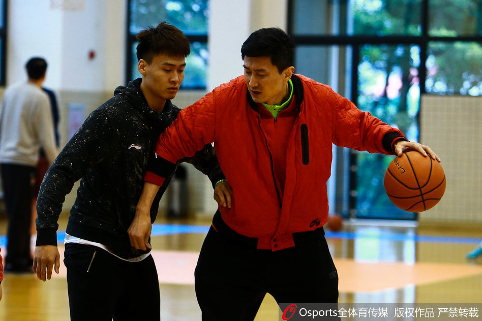 队长周鹏在三分线外从容起跳,手腕轻柔拨球,皮球在空中划出完美弧线,应声入网,展现着核心锋线火热的投篮手感。