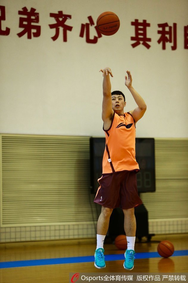 功勋外援布泽尔与主教练杜锋在训练场边进行着深入的战术交流,两人通过手势和表情沟通着场上的攻防策略。