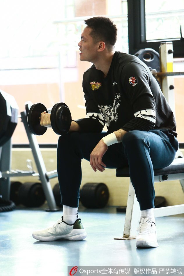 广东宏远全队进行战术合练,队员们跑动积极,教练组在场边密切关注,整个训练馆洋溢着大战将至的紧张与专注。