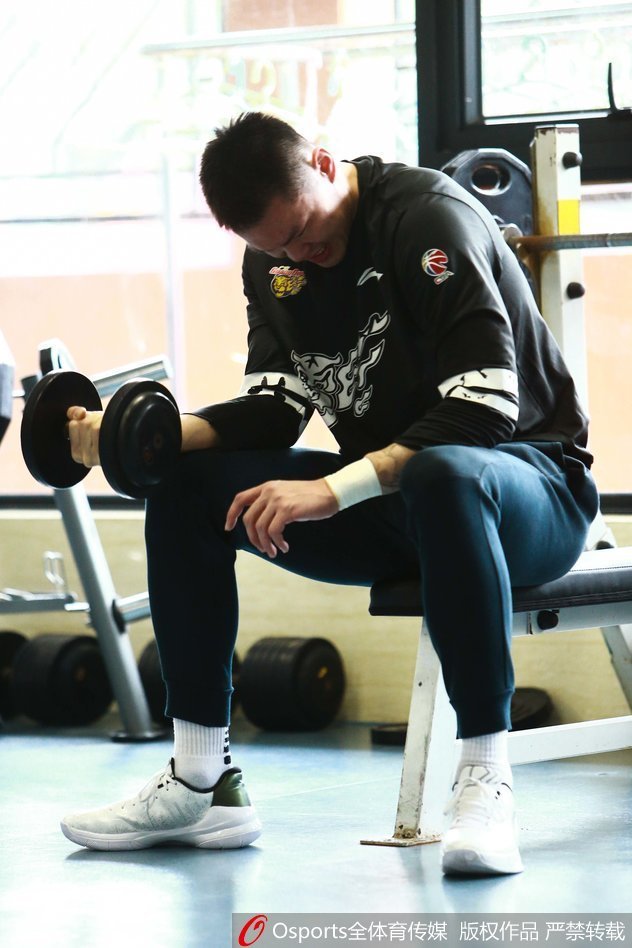 训练结束后,易建联与周鹏在场上加练罚球,汗水浸透球衣,两位核心用加练的方式表达着对比赛胜利的坚定信念。