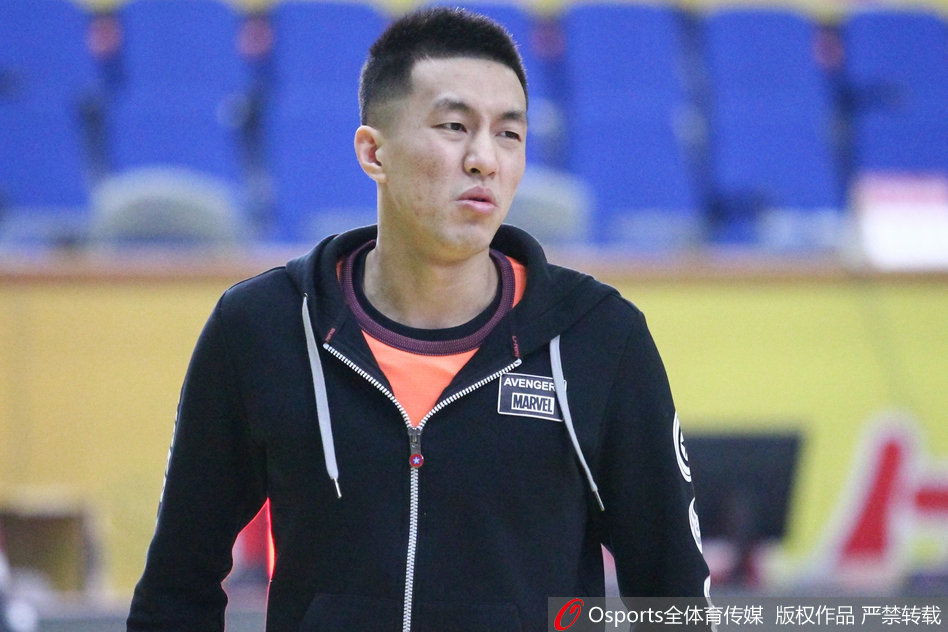 核心后卫郭艾伦在训练中展露笑颜,与队友轻松互动,大战前的他心情极佳,用笑容感染着全队。