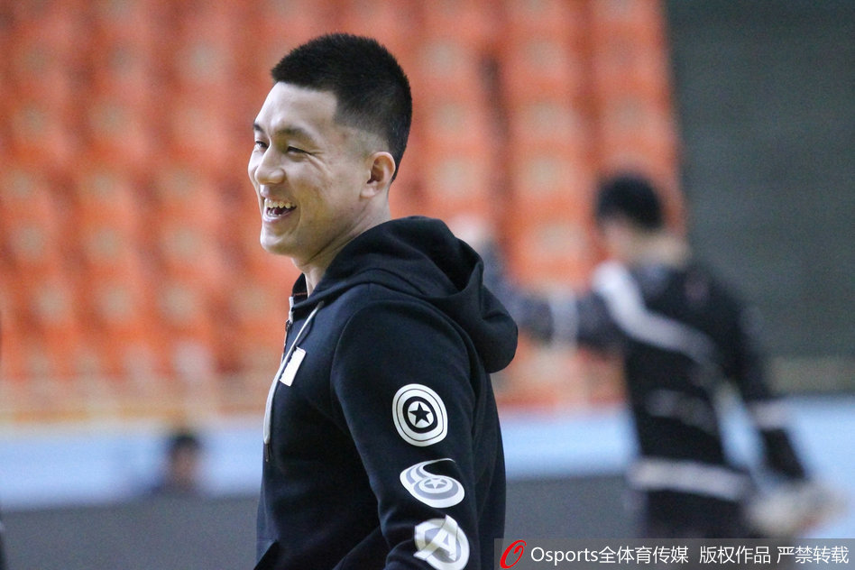 辽宁篮球名宿李晓勇现身训练场,这位前国手目光如炬,密切关注着后辈们的训练,传承篮球经验。