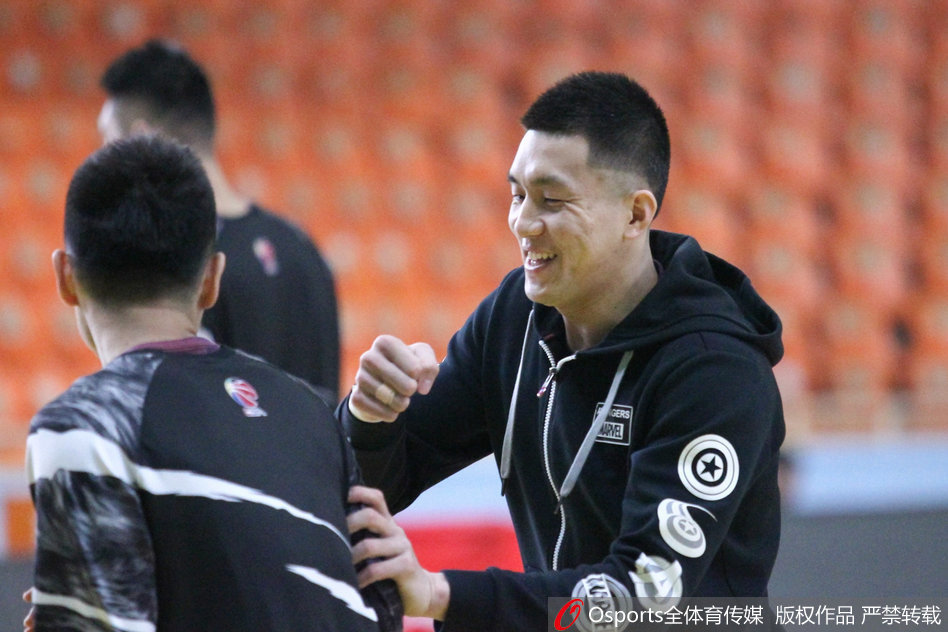 外援哈德森在训练中专注投篮,姿势标准,作为球队的头号得分手,他正通过苦练寻找最佳手感。