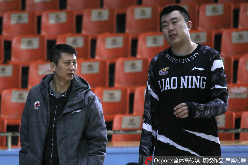 内线支柱韩德君与李晓旭在训练中严阵以待,尽管身上带伤,但两人作为球队的内线基石,训练态度一丝不苟。