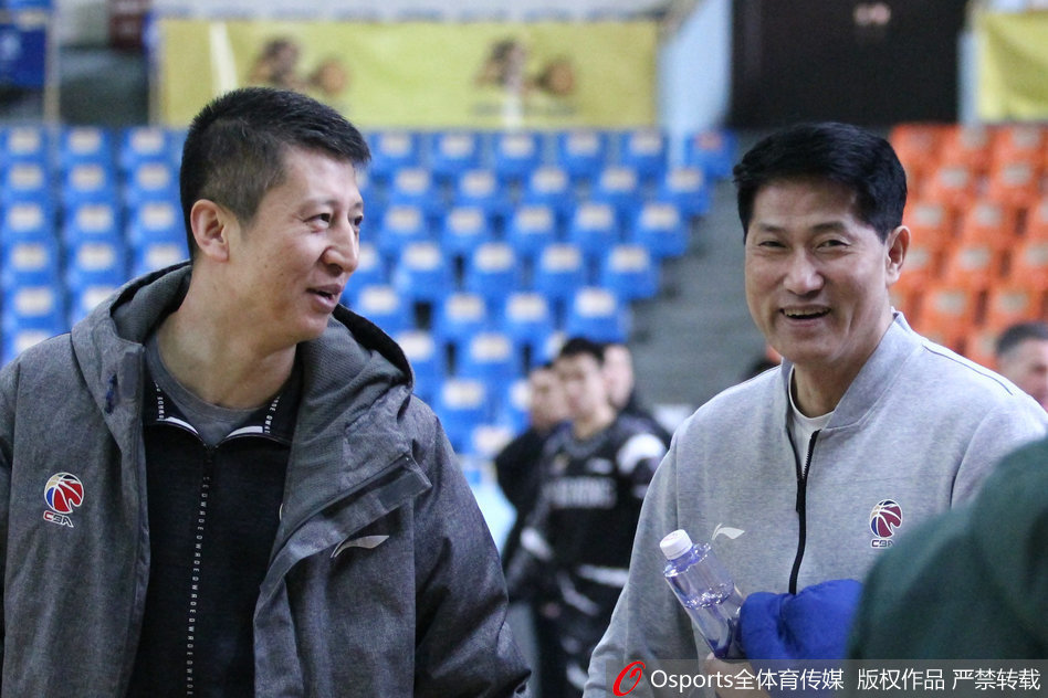 辽宁队进行分组对抗训练,球员们跑动积极,配合默契,整体备战状态渐入佳境。