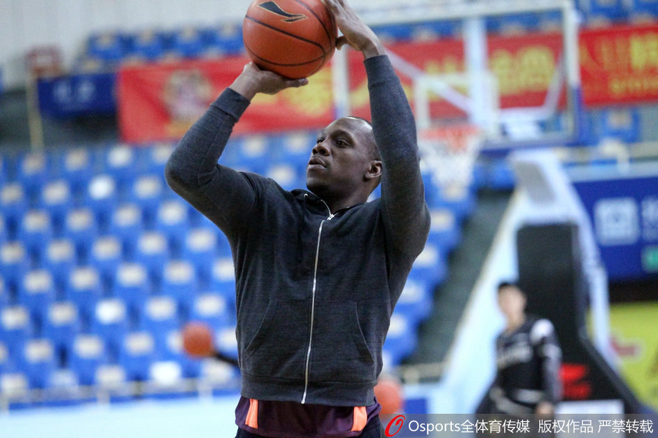 主帅郭士强在训练间隙为韩德君讲解战术,强调内线防守站位的重要性,大韩认真聆听。