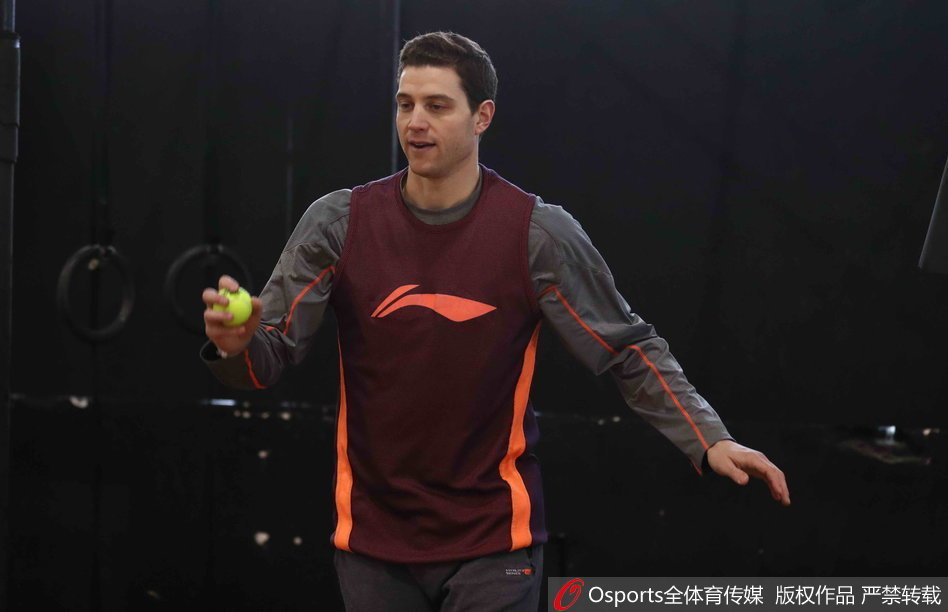 刘晓宇在训练中干拔跳投，眼神坚毅，他用一次次精准的投篮宣告本土核心已做好为球队挺身而出的准备。