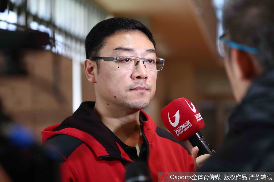 队长张兆旭在篮下强打，肌肉紧绷奋力卡位，他的高度是上海队守护禁区的定海神针。