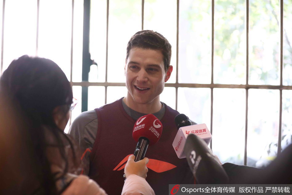 训练结束后，全体队员围成一圈高喊加油，团结的氛围预示着他们已准备好为这座城市拼尽全力。