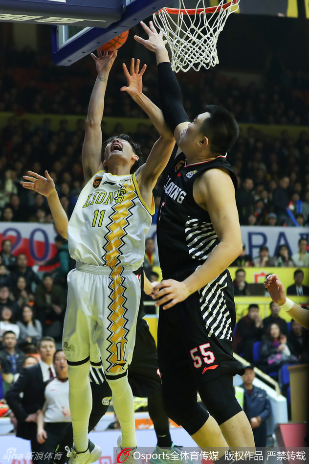 王征面对韩德君的强硬防守,高举高打,利用身高优势觅得机会,指尖轻轻一拨将球送入篮筐。