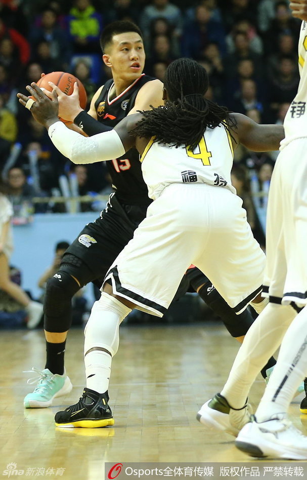 哈德森抢断得手瞬间,如猎豹般迅捷,他指尖的方向,正是辽宁队反击的号角。