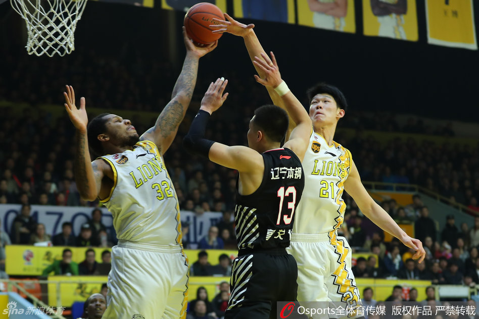 林志杰空中漫步,面对防守拉杆上篮,身体舒展至极,仿佛摆脱了地心引力的束缚。