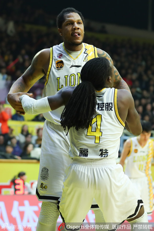 韩德君张开双臂在内线筑起铜墙铁壁,面对来犯之敌,他用一记遮天蔽日的封盖终结了对手的进攻企图。