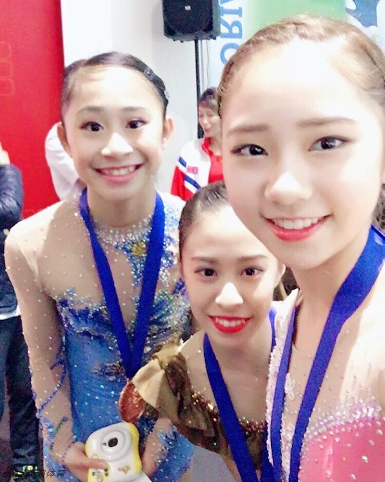 亚冬会花样滑冰女单自由滑的比赛来自韩国的崔多彬战胜中国的李子君夺冠;崔多彬2000年1月出生,被誉为韩国花滑天后金妍儿的接班人,不仅在个人技术而且在颜值上,00后崔多彬也展现出金妍儿接班人的潜质,一起来看看这个小美人: