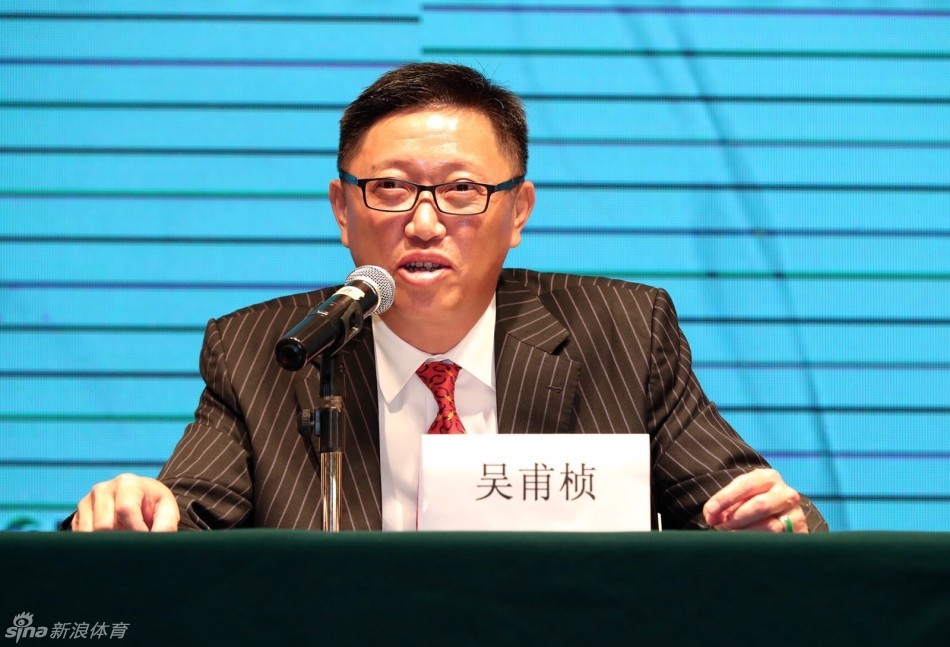 北京微动空间传媒董事长吕粮正在发言，他面带微笑，双手轻按桌面，展现出互联网传媒领军人物特有的睿智与从容气质。