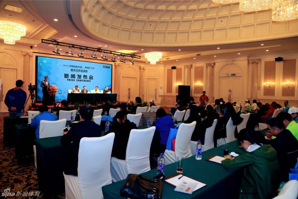 发布会现场全景，嘉宾席座无虚席，灯光聚焦于主讲台，大屏幕播放着捶堂巡回赛的精彩宣传片，气氛隆重而热烈。