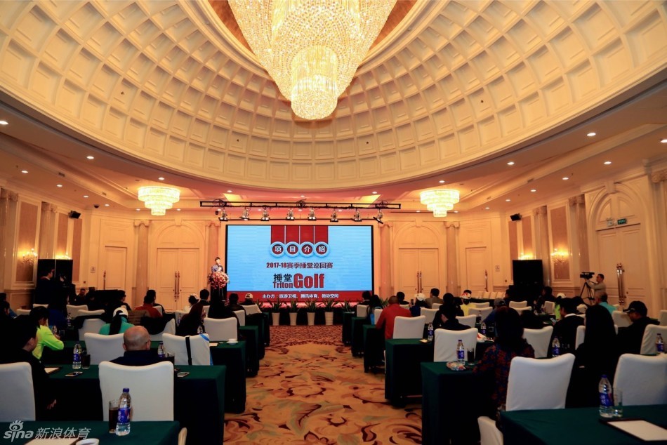 启动仪式核心嘉宾集体合影，从左至右依次为钟宇辉、冯锦洲、吴甫桢、吕粮，四人并肩而立，手持标志着赛季启动的金色推杆，笑容满面，预示着携手共创精彩赛季。