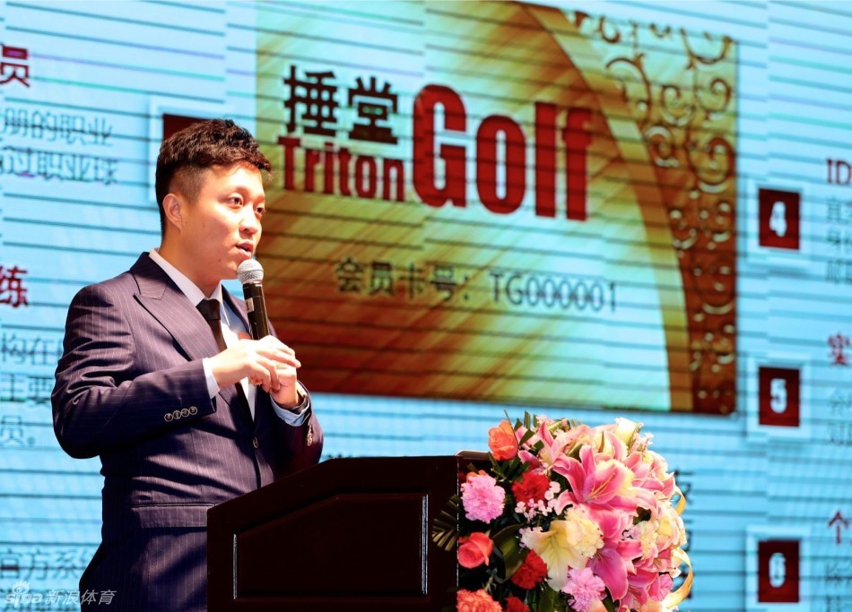 现场特写：嘉宾手持高尔夫球与赛季标识合影，阳光洒在手中的高尔夫球上，寓意着新赛季的光明前景与无限活力。