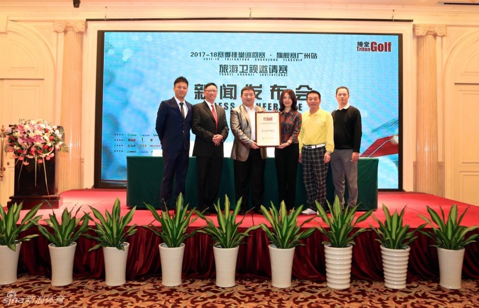 发布会结束后嘉宾们继续深入交流，背景是郁郁葱葱的高尔夫球场，象征着高球运动绿色、阳光、友谊的美好未来。