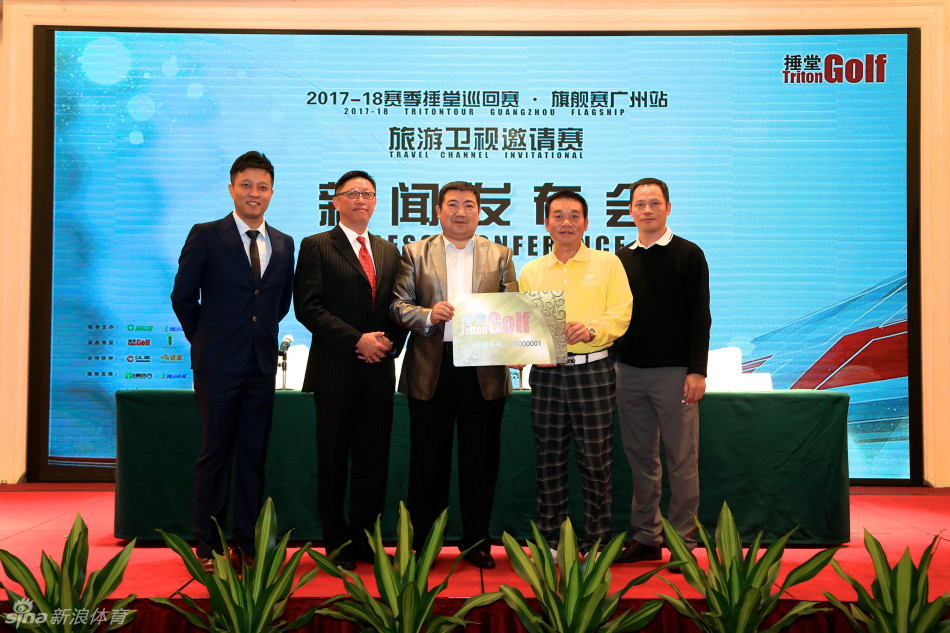 南方都市报体育部主任钟宇辉认真聆听嘉宾发言，他身着深色西装，手边放着记事本，目光敏锐，展现出资深体育媒体人的专业风范。