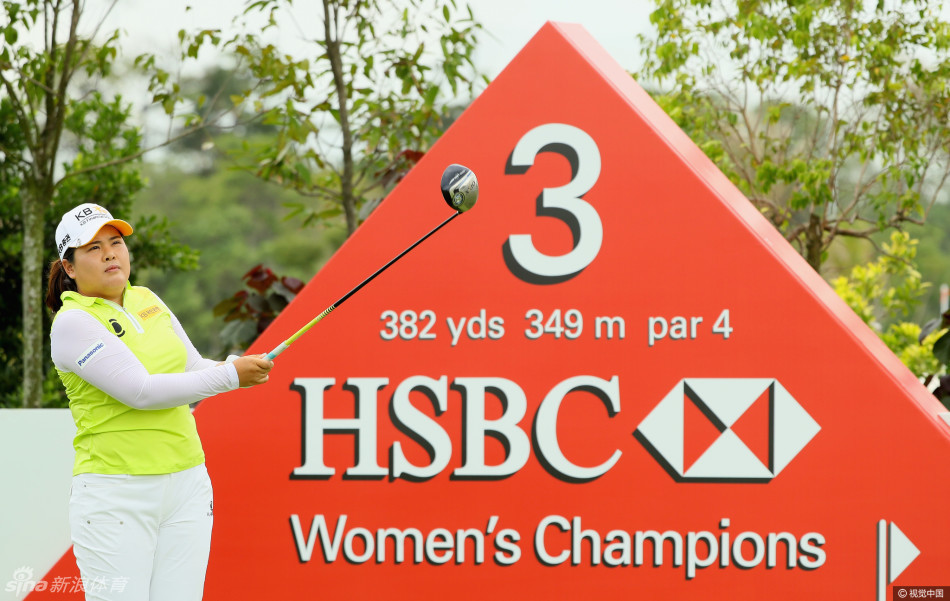 韩国名将朴仁妃在练习轮中神情专注地试场，她正仔细评估圣淘沙球场果岭的草纹与速度，为大赛做最后准备。