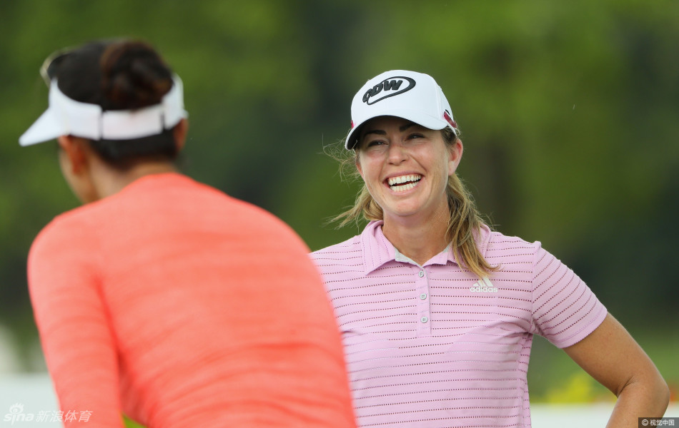 新西兰天才少女高宝璟在练习日显得从容不迫，她正轻松地进行热身，为即将到来的激烈角逐储备能量。