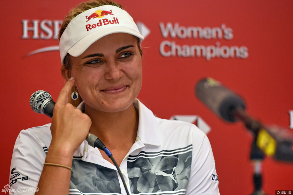 “高尔夫女王”朴仁妃与同胞柳箫然在练习果岭上相遇，两人面带微笑轻松交谈，展现了赛场下的姐妹情谊。