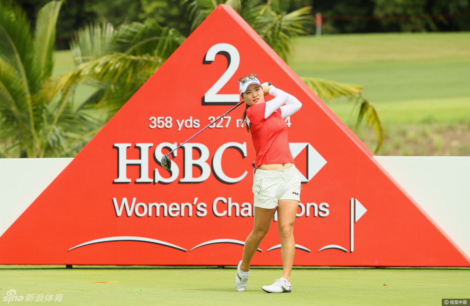 韩国球星柳箫然完成一记漂亮的击球后优雅收杆，动作流畅而稳定，目光坚定地望向小球飞行的轨迹。