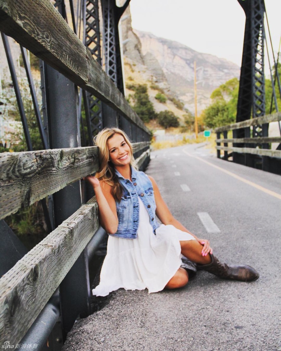 肯德尔在都市街头脚踏滑板轻松掠过，展现出都市探险家的另一面