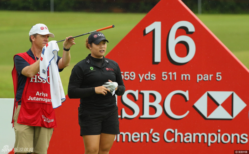 汤普森与田仁智在完成一轮精彩比赛后相视而笑，灿烂的笑容在阳光下格外耀眼