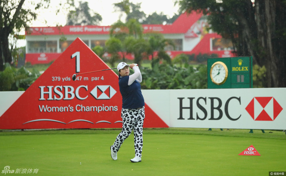 朴仁妃优雅完成决赛轮收杆动作，这是锁定冠军的完美一击