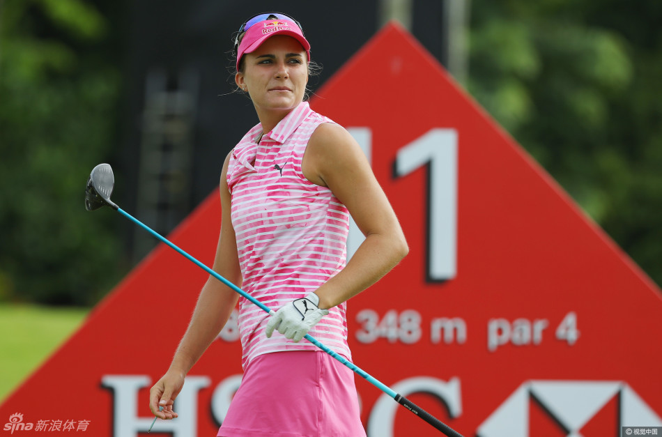 张哈娜与亨德森在练习果岭边轻松交流，分享着比赛心得与趣事