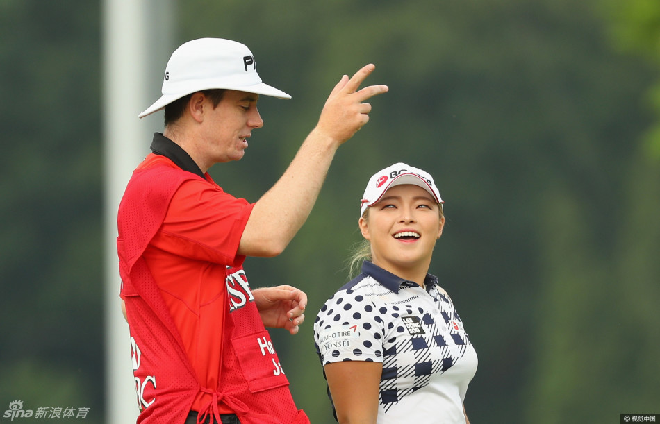 魏圣美在开球台上奋力挥杆，优雅而充满力量的姿态尽显高球魔女风范