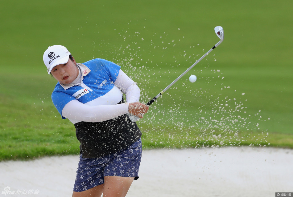 高宝璟完成精彩一击后，回眸露出标志性的甜美笑容，如邻家女孩般清新动人