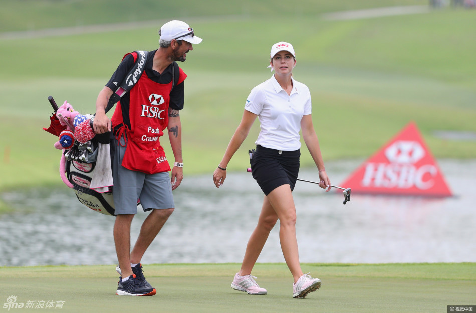 魏圣美与同组球员朴城炫在球道上并肩前行，阳光将她们的身影拉长，构成一幅和谐竞技的画面