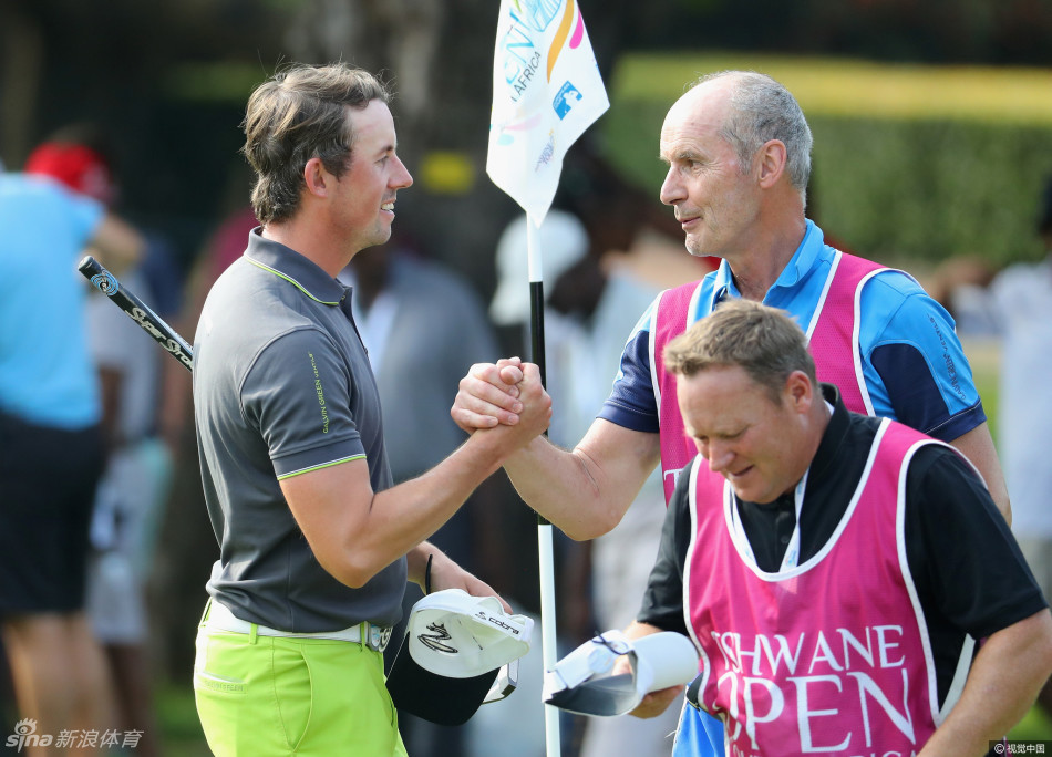 菲恰德的家人目不转睛地关注赛场，紧张与期待写满脸庞，是赛场外最动人的情感纽带。