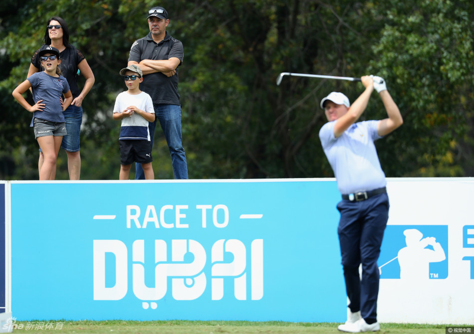 菲恰德于水边凝神救球，水面倒映着他专注的身影，展现出冠军面临挑战时的沉着与技艺。