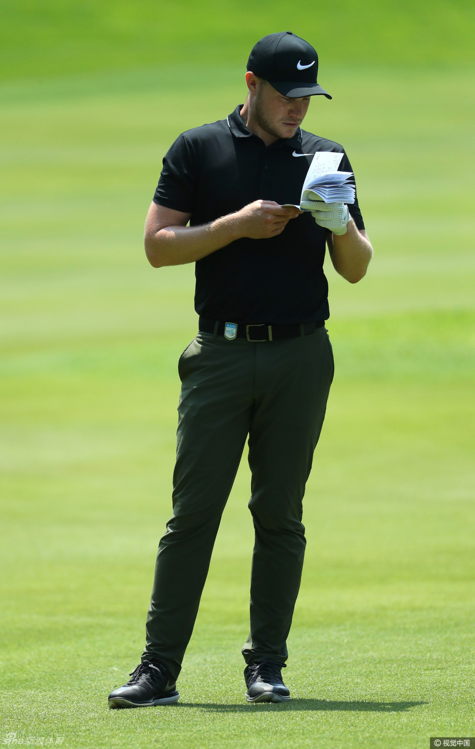 奥利弗·费舍尔在开阔的球道上挥杆，身姿优雅，背景是南非特有的辽阔蓝天与绿茵。