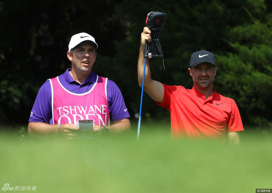 全家观战的球迷们洋溢着笑容，南非的晴空与绿意成为他们共享天伦与运动激情的最佳布景。