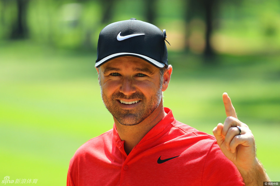 特雷弗·伊梅尔曼凝视远方，果岭旗帜在风中轻扬，见证英雄归来的一刻。