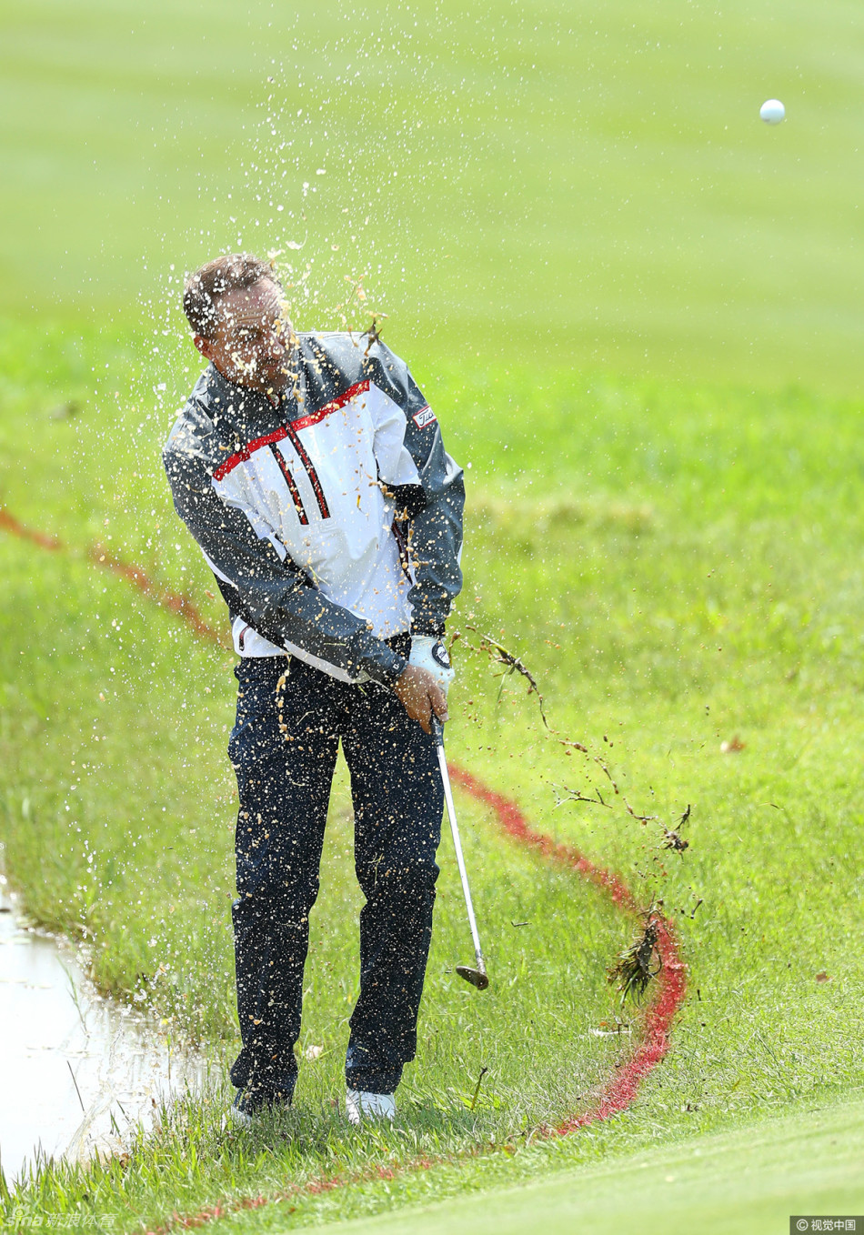 亚历山大·比约克与父亲球童并肩行走在球道，阳光将他们的影子拉长，构成一幅父子同心的温馨画面。